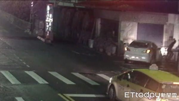 8-1汐止轎車拒攔查加速逃還撞機車！5男棄車鳥獸散2落網